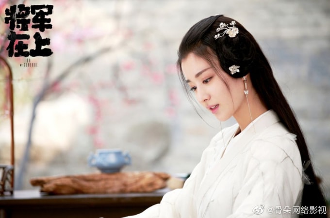 Nhan sắc của Vương Sở Nhiên khiến nhiều người liên tưởng đến Lưu Diệc Phi, người cũng từng có vẻ đẹp thoát tục trong y phục màu trắng.