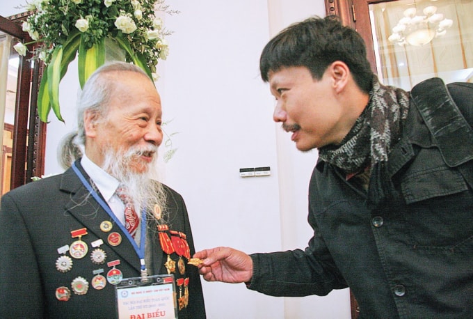 Nhiếp ảnh gia Việt Văn (phải) và Nghệ sỹ nhiếp ảnh lão thành Nguyễn Nhưng tại Đại hội Toàn quốc Hội nghệ sỹ nhiếp ảnh Việt Nam lần thứ VII-2009. Ảnh: Vũ Dũng.