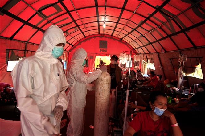 Nhân viên y tế chuẩn bị bình oxy cho bệnh nhân COVID-19 tại Bekasi, Indonesia, ngày 25/6/2021. Ảnh: THX