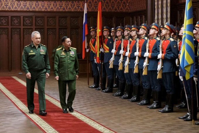 Bộ trưởng Quốc phóng Nga Sergei Shoigu (trái) tiếp đón Thượng tướng Min Aung Hlaing - Ảnh: Reuters
