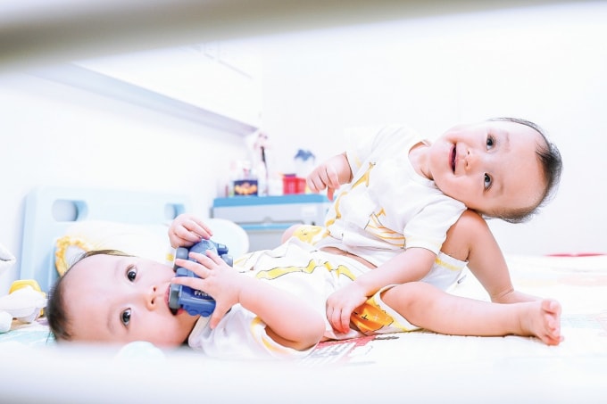 Một bức ảnh trong bộ ảnh “Cuộc đại phẫu đặc biệt tách song sinh dính liền” dự thi Khoảnh khắc Báo chí 2020.