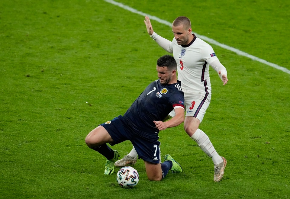 Shaw đá chính 2 trận ở vòng bảng Euro 2020 cho tuyển Anh. Ảnh: Reuters