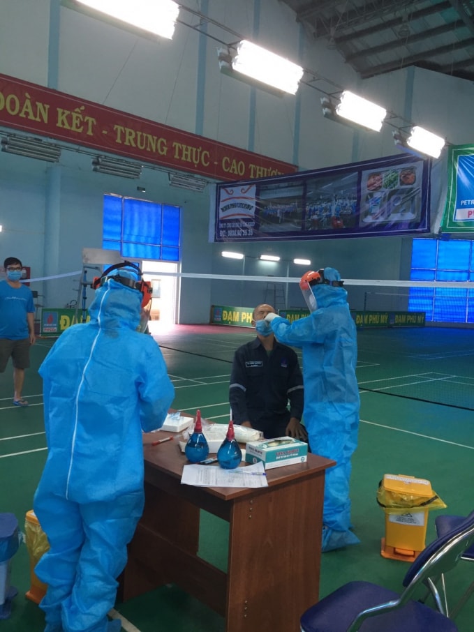 Thực hiện test nhanh Covid cho CBCNV.