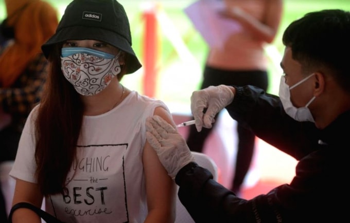 Nhân viên y tế tiêm vaccine COVID-19 cho người dân tại Jakarta, Indonesia, ngày 26/6/2021. Ảnh: THX