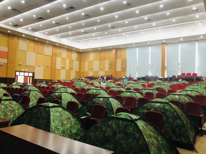 Khu vực nghỉ ngơi, cách ly của CBCNV tại hội trường nhà máy.