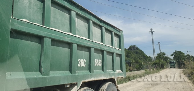 Vẫn còn một số chủ xe chưa thực hiện Mệnh lệnh 03 của Giám đốc Công an tỉnh Thanh Hoá. Ảnh chụp sáng ngày 24/6, tại thôn Tân Phúc, xã Tân Trường, thị xã Nghi Sơn, Thanh Hoá.