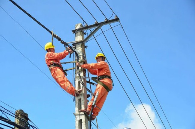 Do nhu cầu dùng điện vào mùa nắng nóng tăng cao, người dân ở nhà nhiều vì dịch COVID-19, cùng với biểu giá bán lẻ điện sinh hoạt theo 6 bậc lỗi thời khiến hóa đơn tiền điện tăng vọt.