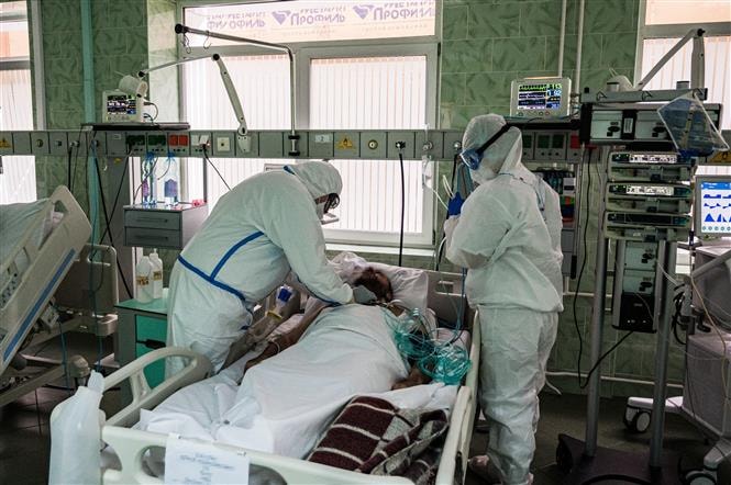 Điều trị bệnh nhân nhiễm COVID-19 tại bệnh viện ở Moskva, Nga. Ảnh: AFP