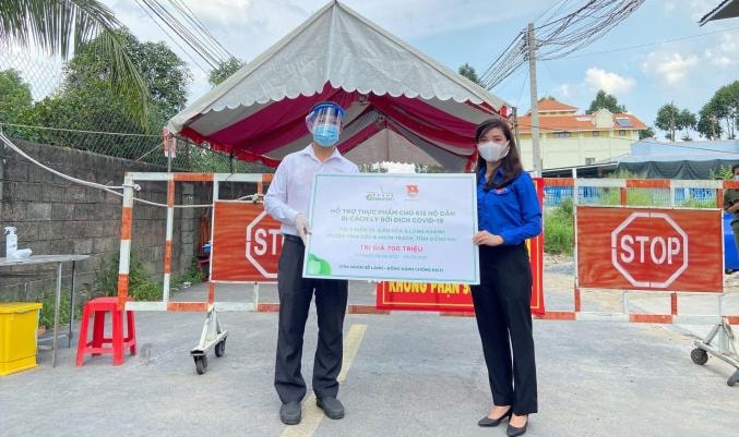 Nhiều doanh nghiệp, đoàn thể đến hỗ trợ các hộ dân trong khu vực cách ly tại chốt kiểm soát.