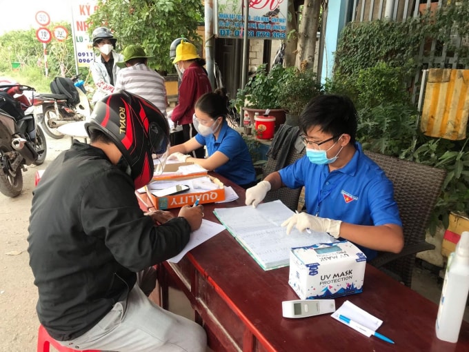 Đội hình Phòng tuyến áo xanh tham gia công tác phòng chống dịch Covid-19 tại các chốt kiểm soát.