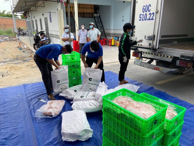 Đội hình Phòng tuyến áo xanh tiếp nhận và phân chia thực phẩm để chuyển đến cho các hộ dân trong khu vực bị phong tỏa.