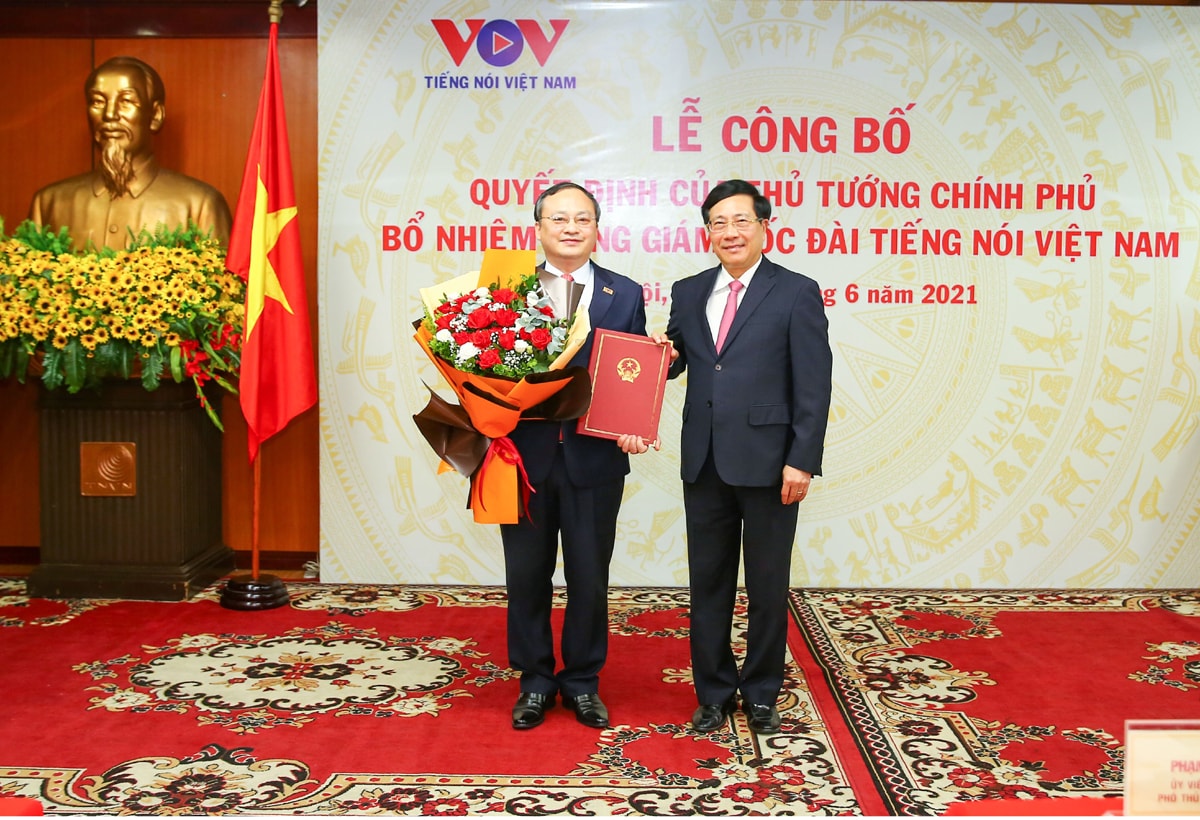 Ông Phạm Bình Minh – Uỷ viên Bộ Chính trị, Phó Thủ tướng Chính phủ trao Quyết định của Thủ tướng Chính phủ bổ nhiệm Tổng Giám đốc Đài Tiếng nói Việt Nam cho ông Đỗ Tiến Sỹ. Ảnh: Sơn Hải