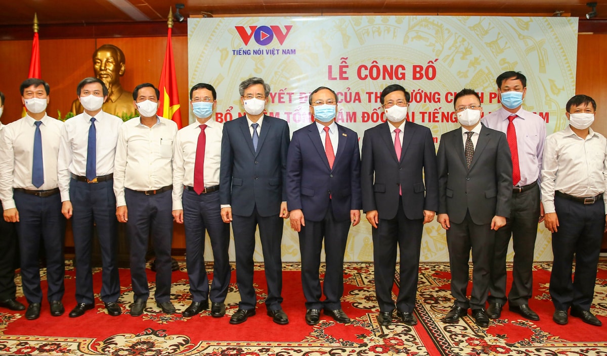 Các đại biểu chụp ảnh tại lễ công bố quyết định bổ nhiệm Tổng Giám đốc Đài Tiếng nói Việt Nam. Ảnh: Sơn Hải