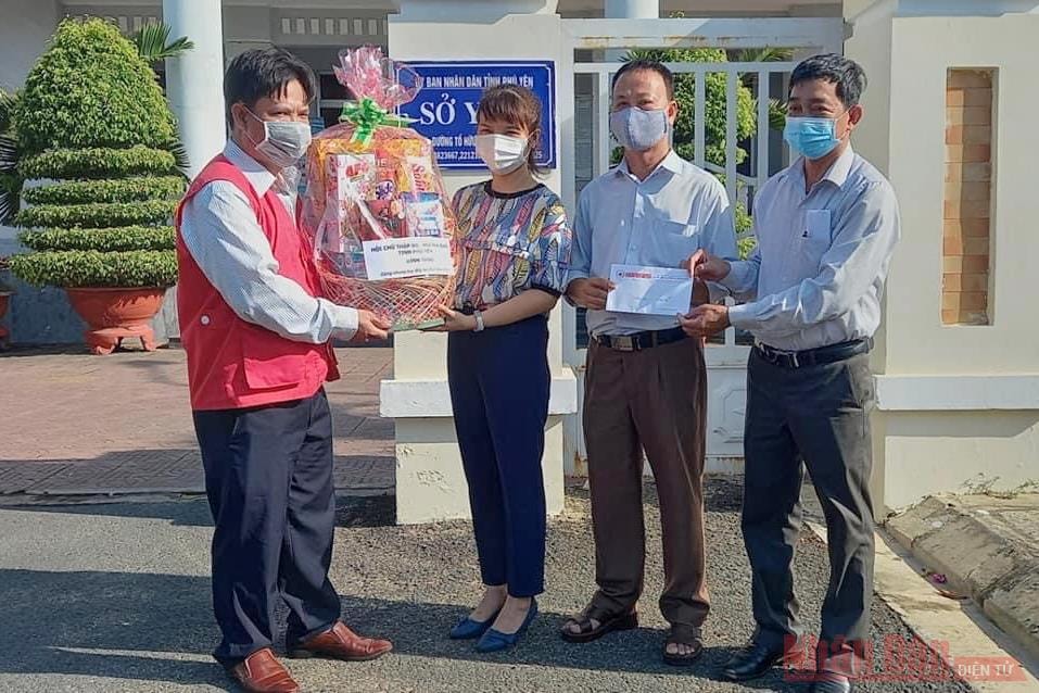 Đoàn thăm và tặng quà cho lực lượng chống dịch Covid-19 trên địa bàn tỉnh Phú Yên. Ảnh: Trình Kế
