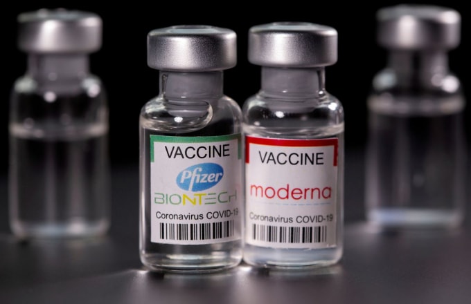 Vắc xin Pfizer-BioNTech và Moderna @ REUTERS / Dado Ruvic