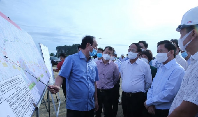 Tại điểm đầu của dự án cao tốc Mai Sơn – QL45, Phó Thủ tướng nghe Thứ trưởng Bộ GTVT Lê Đình Thọ báo cáo tình hình triển khai dự án cao tốc Bắc – Nam phía Đông. Ảnh: Đức Tuân