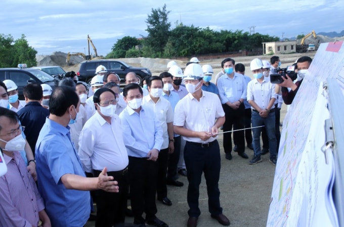 Phó Thủ tướng Lê Văn Thành thị sát điểm thi công dự án cao tốc Mai Sơn – QL45. Ảnh: Đức Tuân