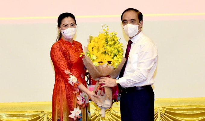 Bí thư Tỉnh ủy Tuyên Quang Chẩu Văn Lâm tặng hoa chúc mừng tân Chủ tịch HĐND tỉnh Lê Thị Kim Dung.