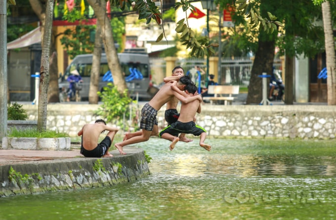 Nhiều bậc phụ huynh cho hay, bình thường như mọi năm thời điểm này đã có rất đông lớn cùng trẻ nhỏ đến đây tắm. Nhưng năm nay do ảnh hưởng của dịch COVID nên mọi người cũng hạn chế và 1 phần mới đây ở hồ có vụ đuối nước, nên vào cuối buổi chiều những ngày này chỉ có khoảng 20 người tắm rải rác ở hồ.