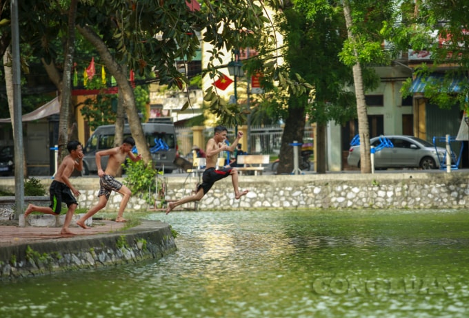 Nơi này vào những ngày nóng bức mùa hè là tập trung của rất nhiều thanh thiếu niên tới tắm mát “giải nhiệt”.