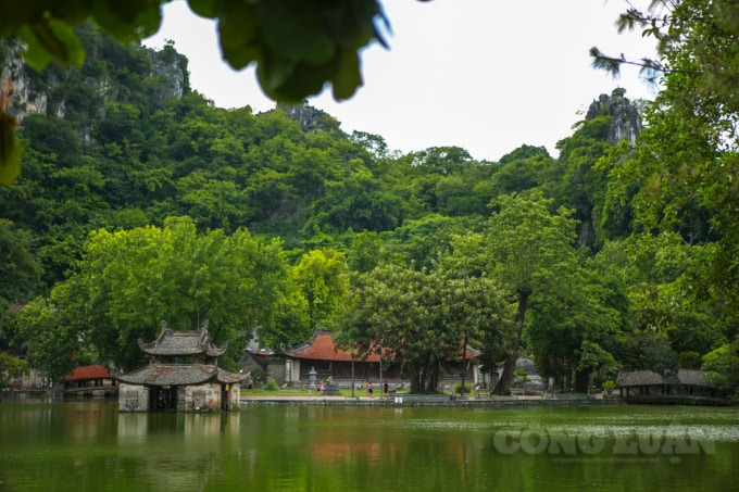 Trước đó, ngày 31/5 ở khu vực hồ Long Trì đã xảy ra 1 vụ đuối nước khiến 1 thanh niên 17 tuổi tử vong. Sự việc này khiến nhiều gia đình cũng đã hạn chế cho các con mình ra tắm ở đây. Hồ Long Trì vào các buổi chiều không còn đông người đến tắm như các mọi năm.