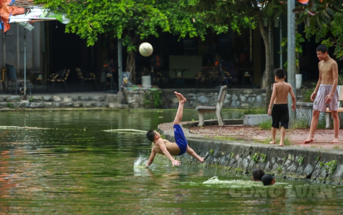 Lũ trẻ thỏa thích nô đùa bên dòng nước xanh mát.