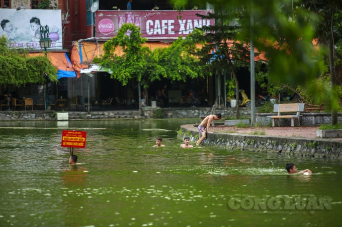 Thế nhưng, do mấy ngày qua nắng nóng cao độ, cuối buổi chiều hằng ngày, nơi này vẫn có rất nhiều trẻ nhỏ đến đây tắm và bơi lội.