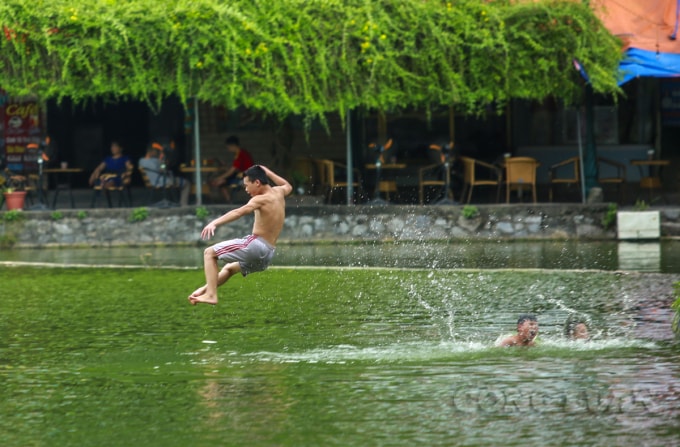 Thời điểm khi ánh nắng chói chang bắt đầu yếu dần vào khoảng 16h-19h cũng là lúc mọi người đổ về đây tắm.