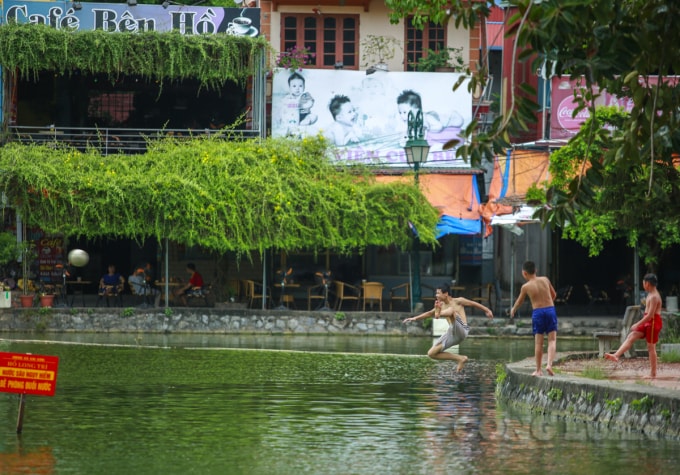 Lũ trẻ cuối buổi chiều sau khi đá bóng ở sân đình chùa thì cùng nhau nhảy xuống tắm hồ.