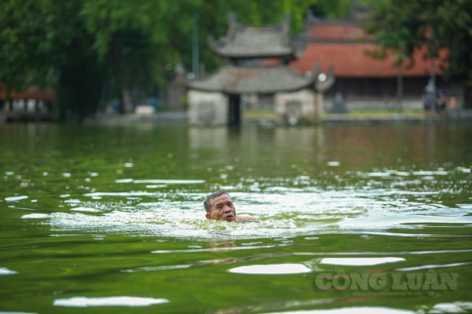 Không chỉ trẻ nhỏ, nhiều người lớn tuổi cũng bơi lội trong hồ vào cuối buổi chiều.