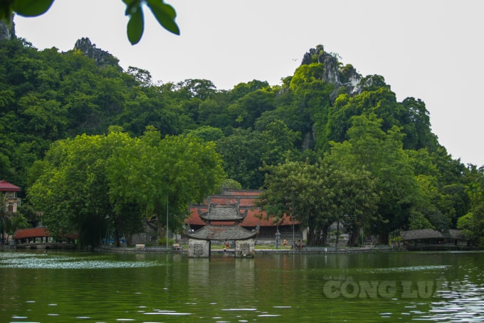 Hồ Long Trì trước chùa Thầy được biết đến là một hồ tự nhiên khá rộng trong vùng. Hồ có từ thời nhà Lý. Trước đây, người dân từng trồng sen trong hồ nhưng đến nay đã bỏ để mọi người có thể đến tắm mát.