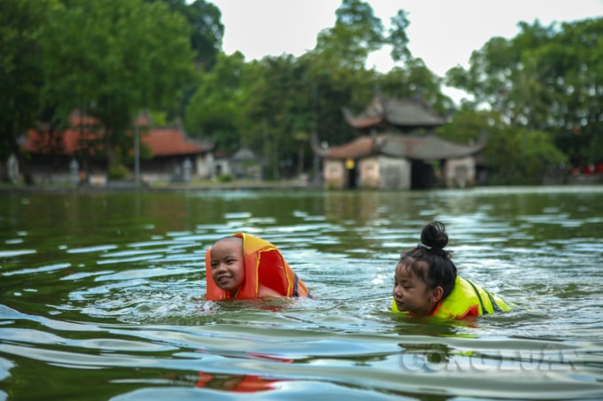 Với các em nhỏ dưới 10 tuổi đều được phụ huynh sắm áo phao để các em thỏa thích được nghịch nước.