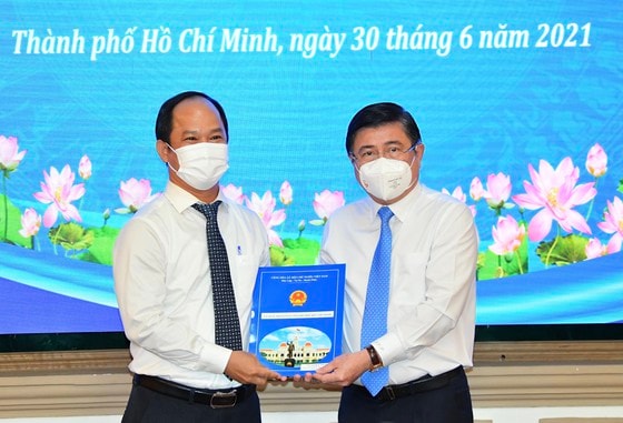 Ông Nguyễn Thành Phong, Chủ tịch UBND TP. HCM trao quyết định điều động và bổ nhiệm ông Lê Đức Thanh giữ chức vụ Chủ tịch UBND quận 1.
