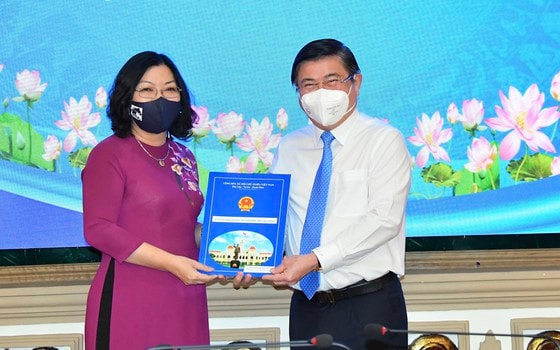 Ông Nguyễn Thành Phong, Chủ tịch UBND TP. HCM trao quyết định điều động và bổ nhiệm bà Nguyễn Thị Thu Hường giữ chức vụ Chủ tịch UBND quận 10.