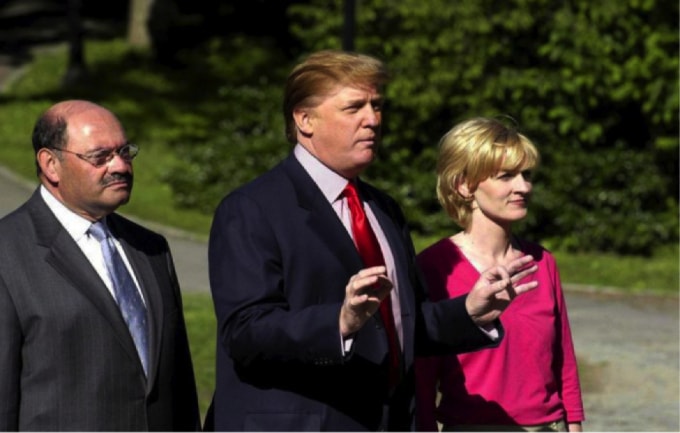 Ông Allen Weisselberg (trái) thường xuyên được bắt gặp xuất hiện cạnh cựu Tổng thống Mỹ Donald Trump. Ảnh: NCB.