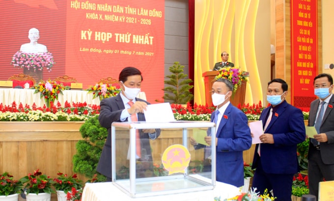 Các đại biểu HĐND tỉnh khóa X bỏ phiếu bầu các chức danh chủ chốt của HĐND và UBND tỉnh Lâm Đồng.