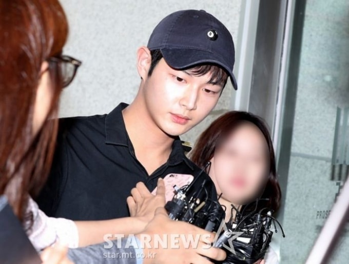 Lee Seo Won đột ngột nhập ngũ khiến phiên tòa xét xử anh bị hoãn.