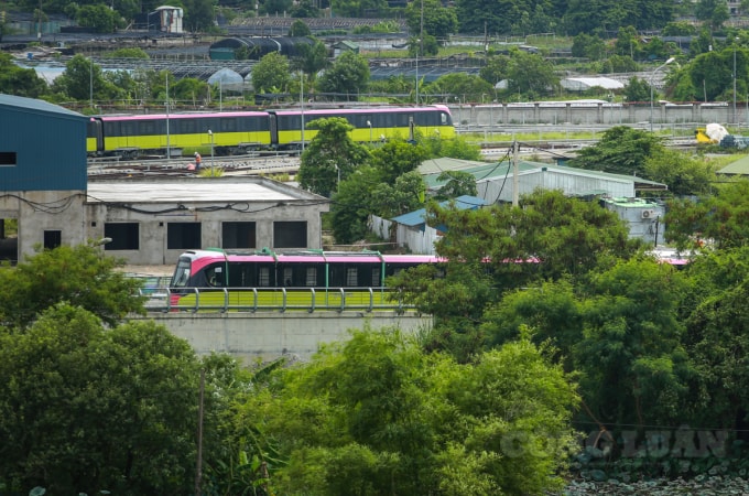 Hơn 10h30', đoàn tàu bắt đầu lăn bánh từ khu Depot Nhổn đi đến ga S8 Cầu Giấy.