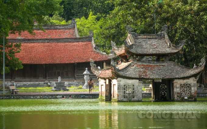 Ở đây có quy định tất cả nước thải của các hộ dân sống xung quanh hồ đều không được đổ vào hồ. Trong hồ chủ yếu là nước mưa và nước tự nhiên nên rất sạch.
