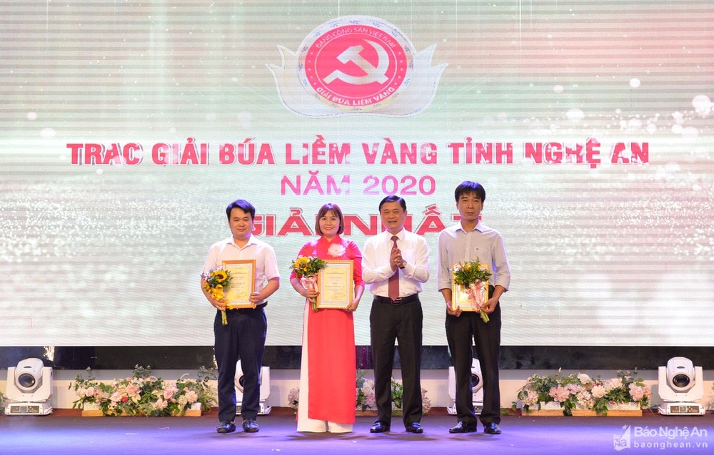 Bí thư Tỉnh ủy Thái Thanh Quý trao giải Nhất cho tác giả, đại diện nhóm tác giả. Ảnh: Thành Cường