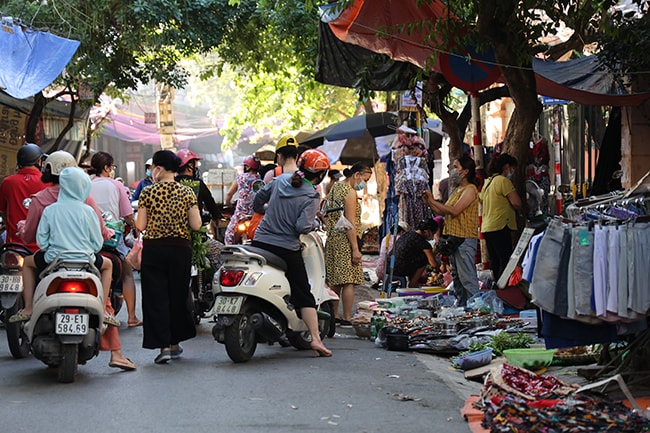 Tại ngõ 283 và 319, đường Tam Trinh (Phường Hoàng Văn Thụ) chợ cóc đã tồn tại suốt thời gian dài vẫn hoạt động, bất chấp lệnh cấm. Ảnh: Báo Tin Tức