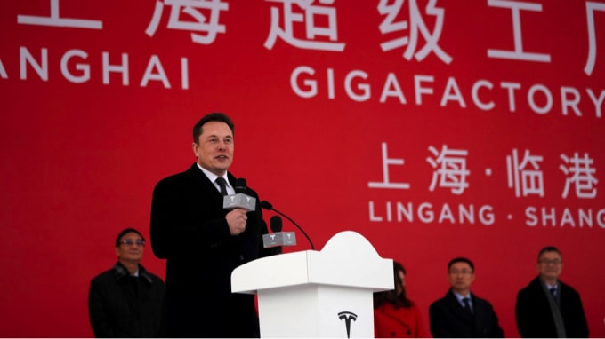 Tỷ phú Elon Musk phát biểu trong buổi khánh thành nhà máy Gigafactory của Tesla tại Thượng Hải. Ảnh: Getty Images.