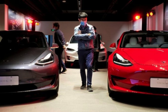 Khách hàng tham quan triển lãm xe điện của Tesla tại Thượng Hải, Trung Quốc. Ảnh: South China Morning Post.