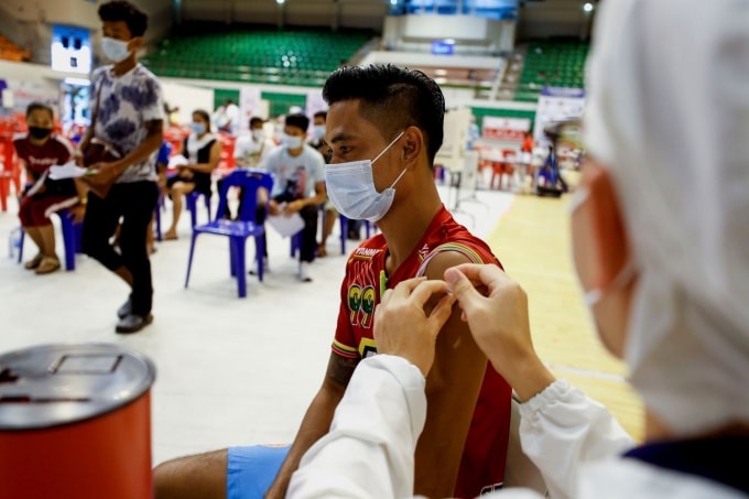 Một thành viên của lực lượng vũ trang nhận vắc-xin AstraZeneca Covishield ở Naypyitaw, Myanmar, vào ngày 30 tháng 1 năm nay. @ Reuters