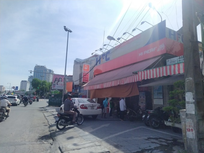 Trạm xăng dầu ở 1A Láng Hạ nằm sát với khu vực dân cư, cửa hàng kinh doanh. Ảnh: Lê Hải