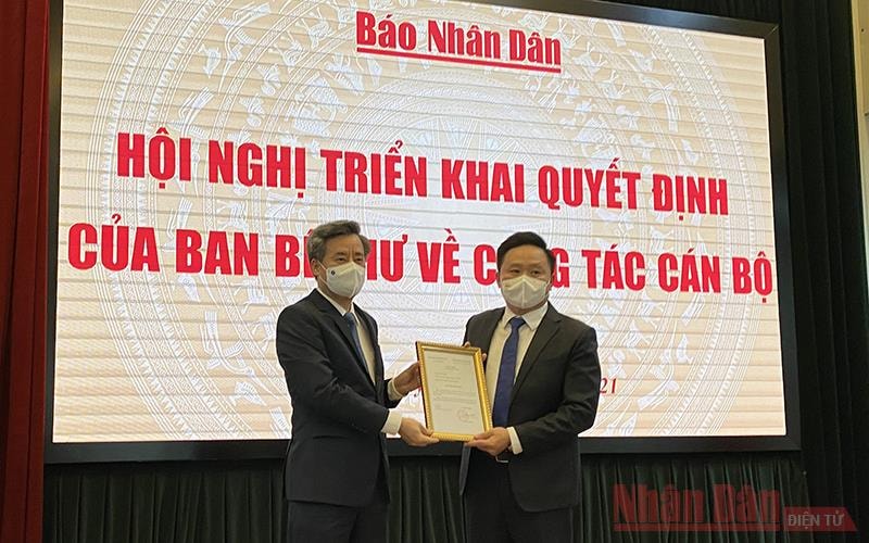 Phó Trưởng Ban Tổ chức Trung ương Nguyễn Quang Dương trao Quyết định của Ban Bí thư cho đồng chí Phan Văn Hùng. Ảnh: Trịnh Dũng