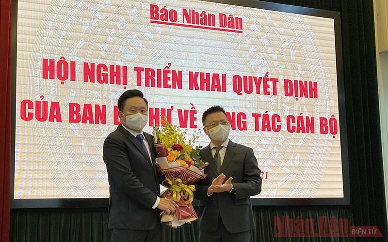 Đồng chí Lê Quốc Minh, Ủy viên Trung ương Đảng, Tổng Biên tập Báo Nhân Dân tặng hoa chúc mừng đồng chí Phan Văn Hùng. Ảnh: Trịnh Dũng
