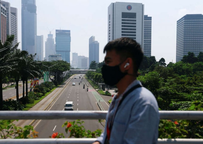 Đường phố ở Jakarta vắng vẻ trong ngày đầu Indonesia áp đặt hạn chế nghiêm ngặt nhăm ngăn chặn sự lây lan của COVID-19 - Ảnh: Reuters