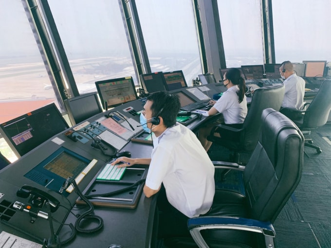 Tổng công ty Quản lý bay Việt Nam có thể đối mặt với khó khăn là tình trạng thiếu lao động cung cấp dịch vụ bảo đảm hoạt động bay nếu tình hình thu nhập tiếp tục sụt giảm. Ảnh minh họa