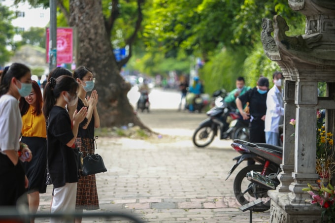 Tại các điểm di tích hiện tại vẫn chưa được mở cửa đón khách trở lại. Do vậy, phụ huynh và sĩ tử khi đến đây buộc lòng đặt lễ vật, dâng hương vái vọng bên ngoài Văn Miếu.